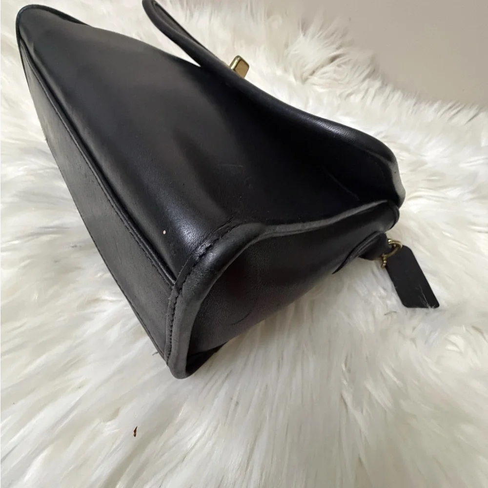 Vintage COACH #9870 Court Turn lock Crossbody bag.